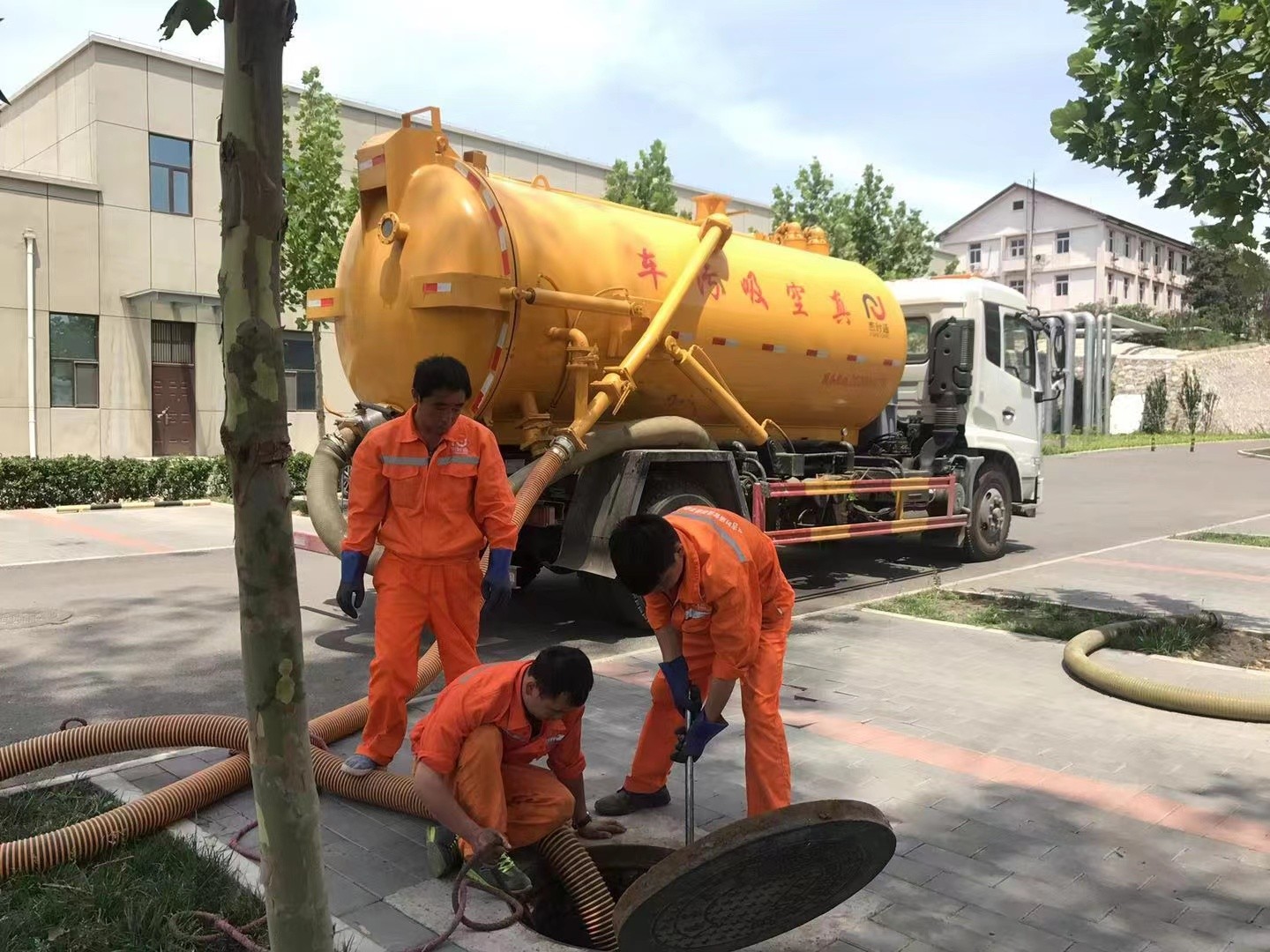 千家镇管道疏通车停在窨井附近