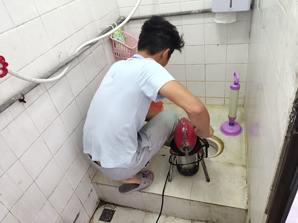 千家镇管道堵塞冒臭气 专业师傅现场解决问题