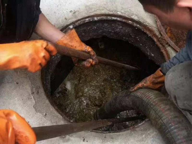 千家镇清理化粪池时如何避免沼气的危害？